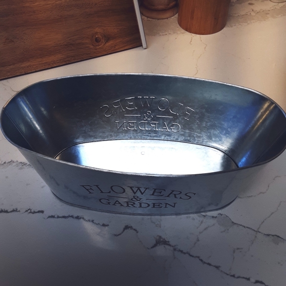 Rustic Garden Metal Planters With Retro Farmhouse Look - Picture 4 of 6